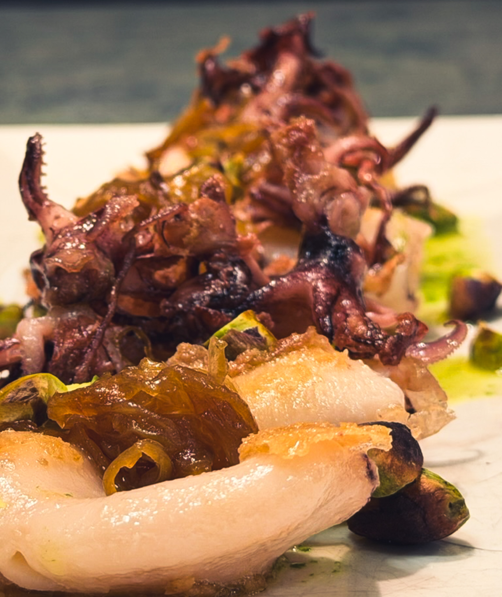Chipirones con cebolla caramelizada y pistacho